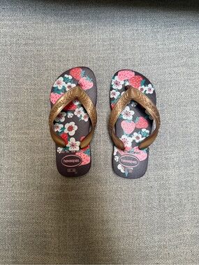 Havaianas | Kids Floral Strawberry Flip Flops Brown Straps, Pink & Teal Florals